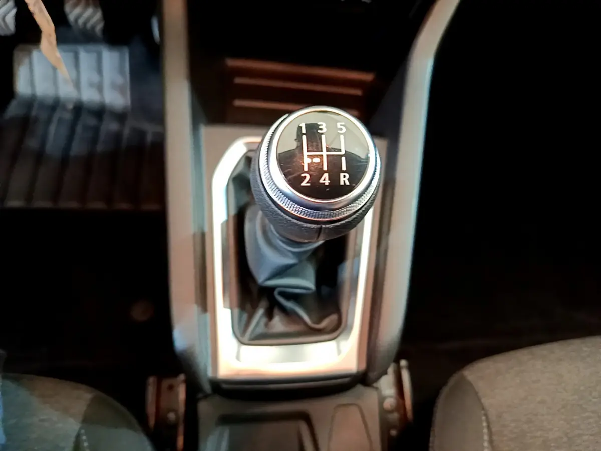 Le levier de vitesse manuel vu de dessus dans l'habitacle d'une Renault Clio Business TCe 100 blanche de 2020.