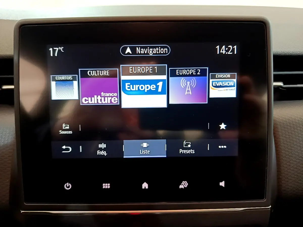 Écran tactile central de la Renault Clio Business blanc de 2020 affichant les radios Europe 1 et France Culture.