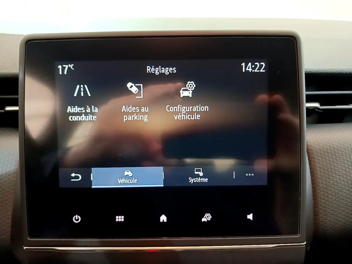 Écran tactile central de la Renault Clio Business TCe 100 2020 affichant les réglages d'aides à la conduite et au parking.