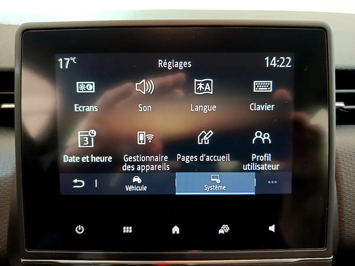 Écran tactile central de la Renault Clio Business TCe 100 blanc 2020 affichant le menu Réglages.