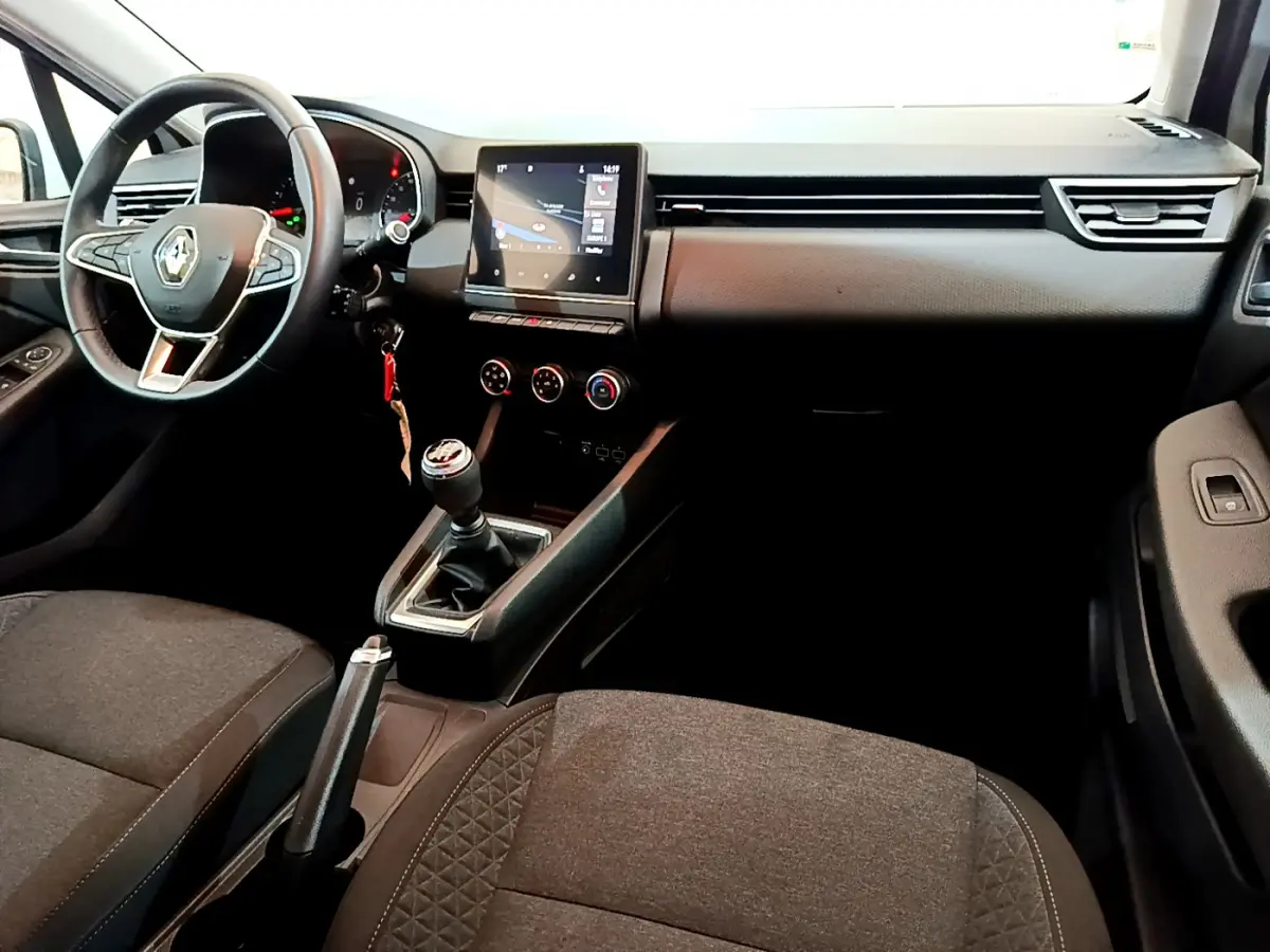 Intérieur de la Renault Clio Business 2020 vu côté conducteur, tableau de bord noir avec écran tactile central et volant cuir.