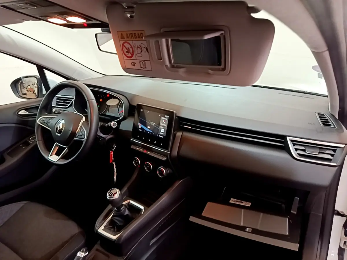 Intérieur Renault Clio Business TCe 100 2020, vue côté conducteur, tableau de bord noir avec écran tactile et boîte manuelle.