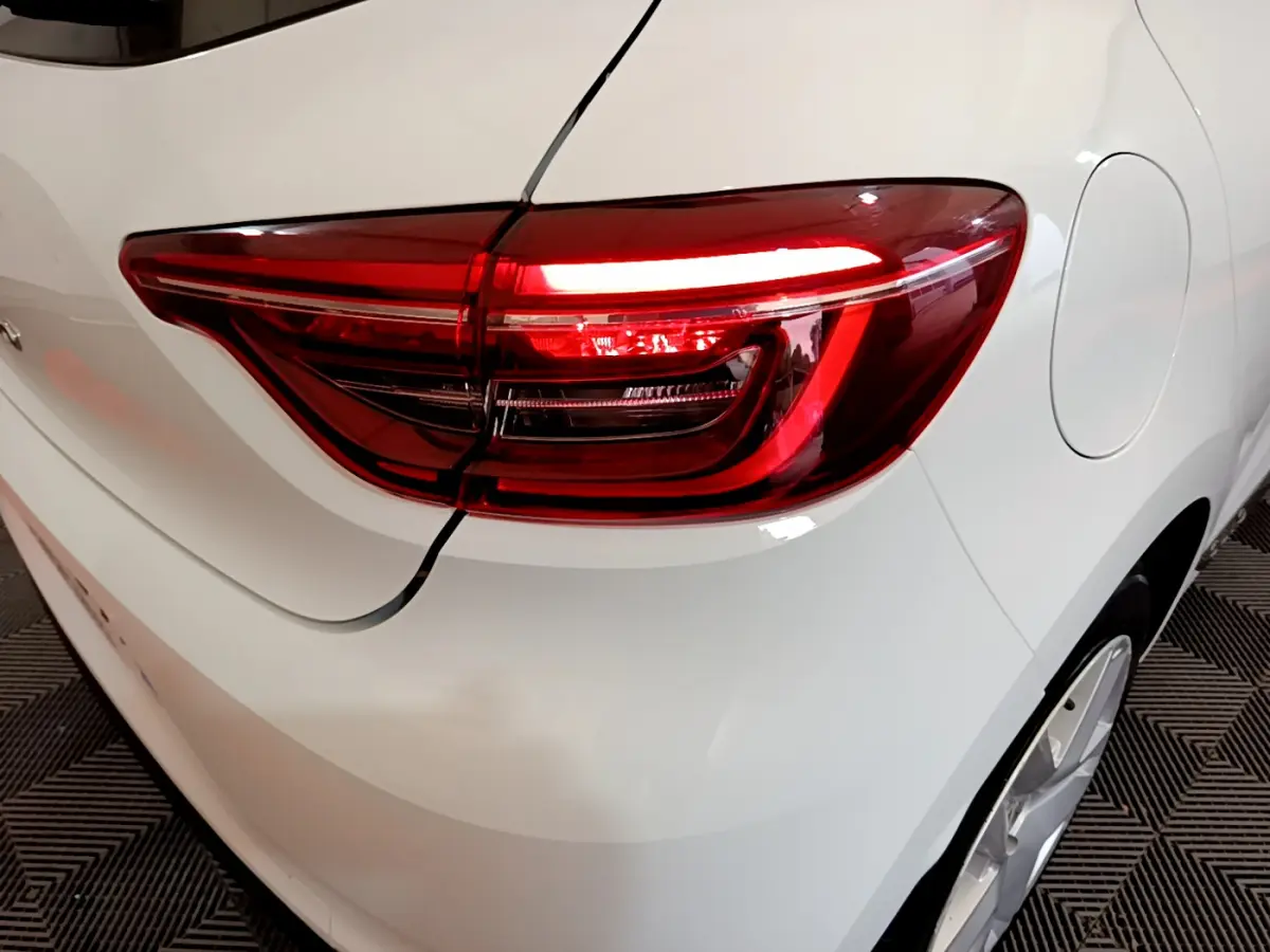 Gros plan sur le feu arrière droit rouge d'une Renault Clio Business TCe 100 blanche de 2020, vue arrière côté droit.