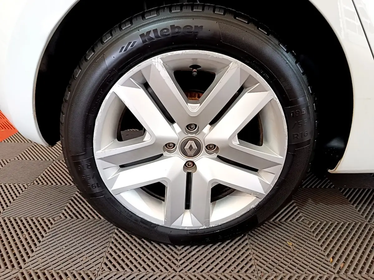 Gros plan sur la roue avant droite blanche d'une Renault Clio Business TCe 100 avec jante alliage à cinq branches.