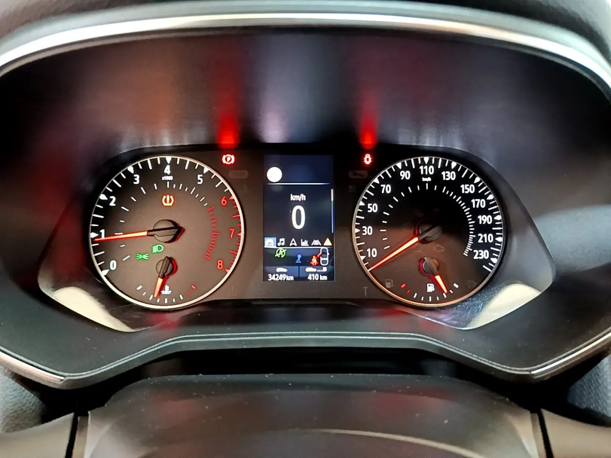 Tableau de bord de Renault Clio Business TCe 100 2020 montrant compte-tours, vitesse et écran multifonctions allumé.