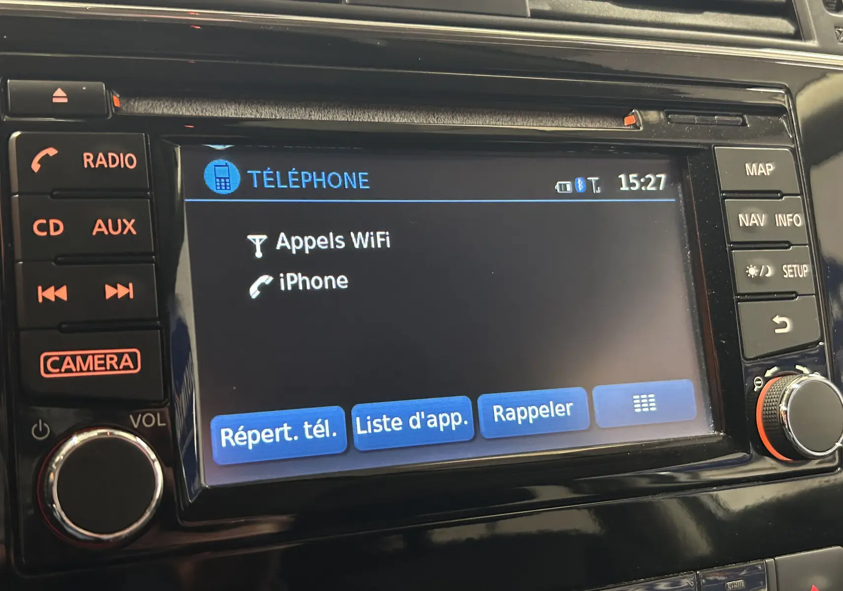 Écran tactile central du tableau de bord Nissan Pulsar 2018 affichant le menu téléphone avec options WiFi et iPhone.