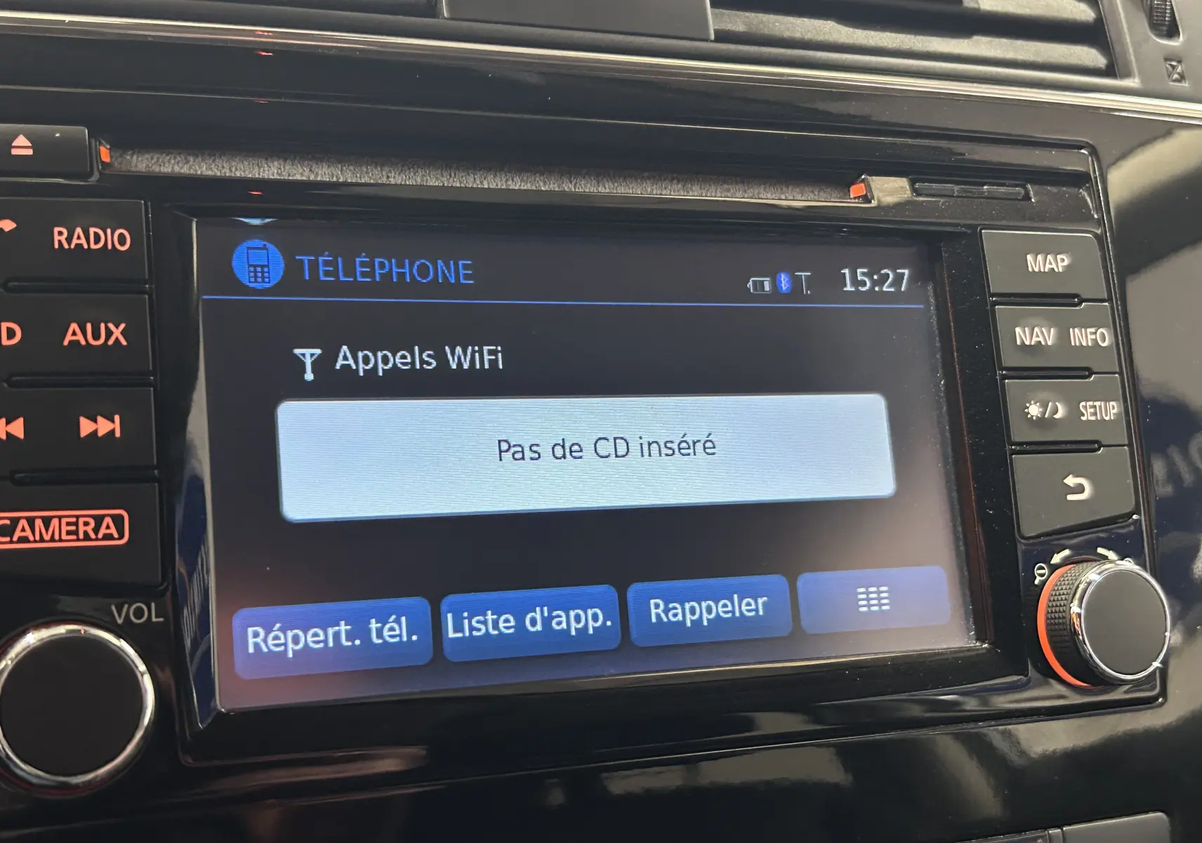 Écran tactile central de la Nissan Pulsar 1.5 dCi 110ch Ultimate montrant le menu téléphone avec options WiFi et absence de CD.