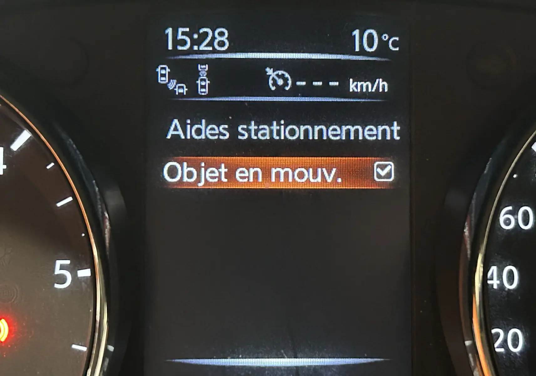 Affichage du tableau de bord de la Nissan Pulsar 2018 montrant l'alerte "Objet en mouv." pour l'aide au stationnement.