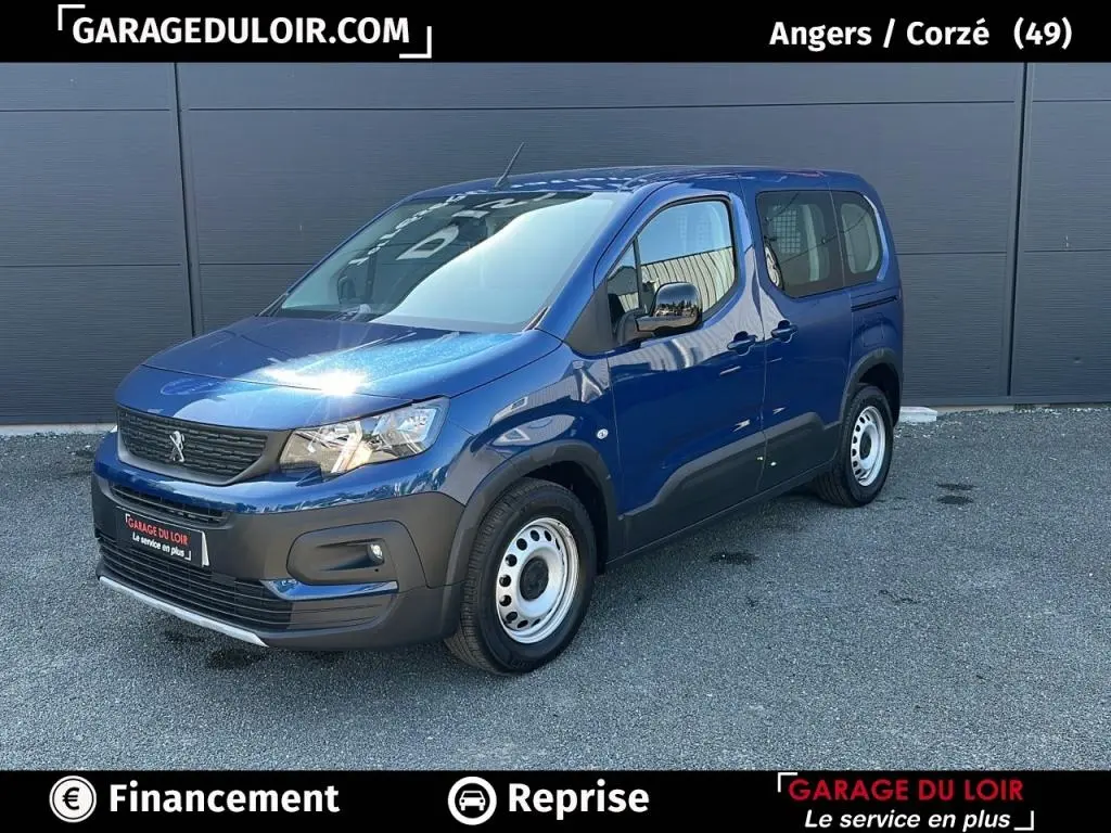 Peugeot Rifter bleu 3/4 avant droit, version 1.5 BlueHDi 100 diesel, roues acier et calandre noire.