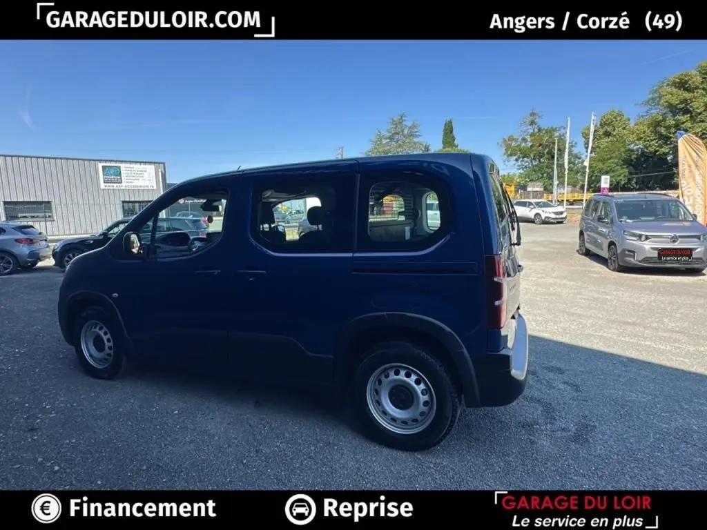 Vue de profil côté gauche d’un Peugeot Rifter bleu 2024 version 1.5 BlueHDi 100 S&S Taille M Allure en extérieur.