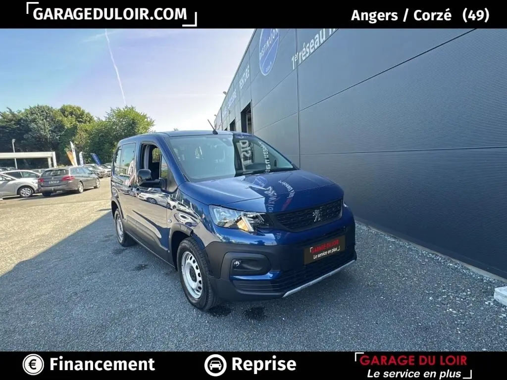 Vue 3/4 avant gauche d’un Peugeot Rifter bleu 2024, version Allure, avec calandre noire et jantes acier.