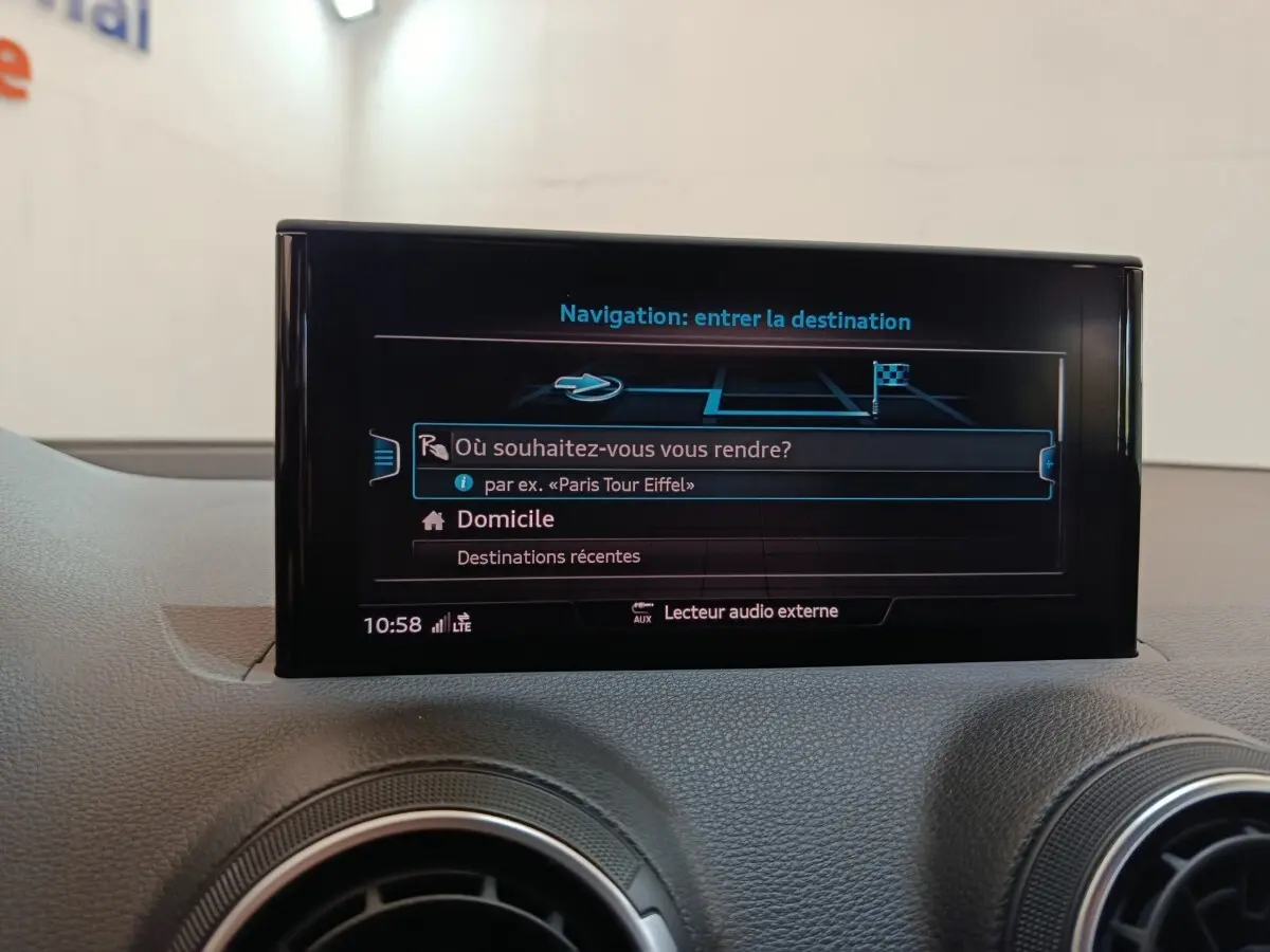 Écran tactile de navigation 8,3 pouces sur tableau de bord gris clair d’Audi Q2 35 TFSI 2022.
