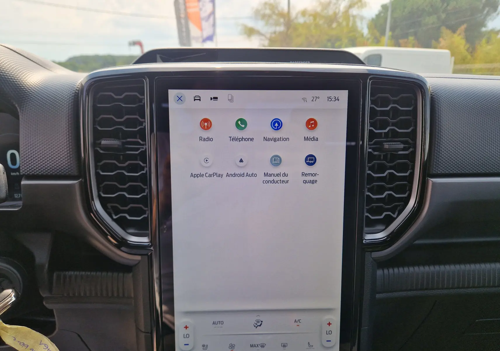 Écran tactile central vertical du Ford Ranger Super Cabine blanc, affichant les options multimédia et navigation.