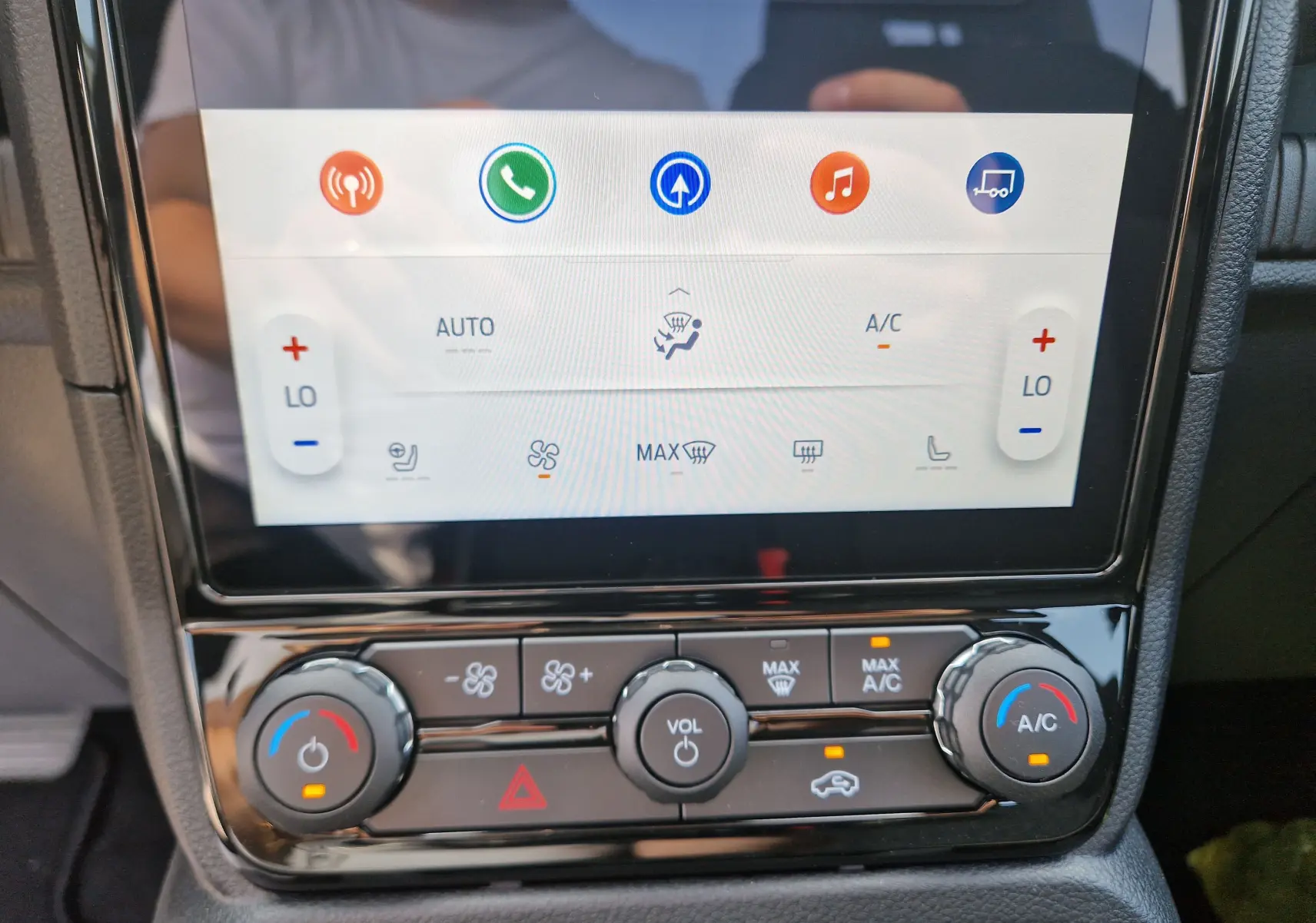 Gros plan sur la console centrale du Ford Ranger Super Cabine blanc, avec écran tactile 12,4'' et commandes climatisation.