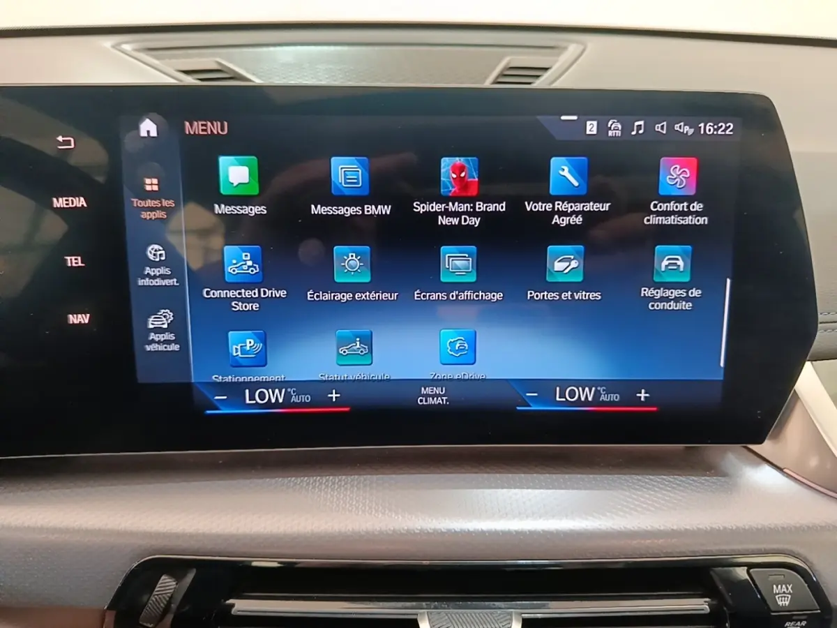 Tableau de bord avec écran tactile 10,7 pouces affichant le menu principal du BMW X1 xDrive25e M Sport gris foncé.