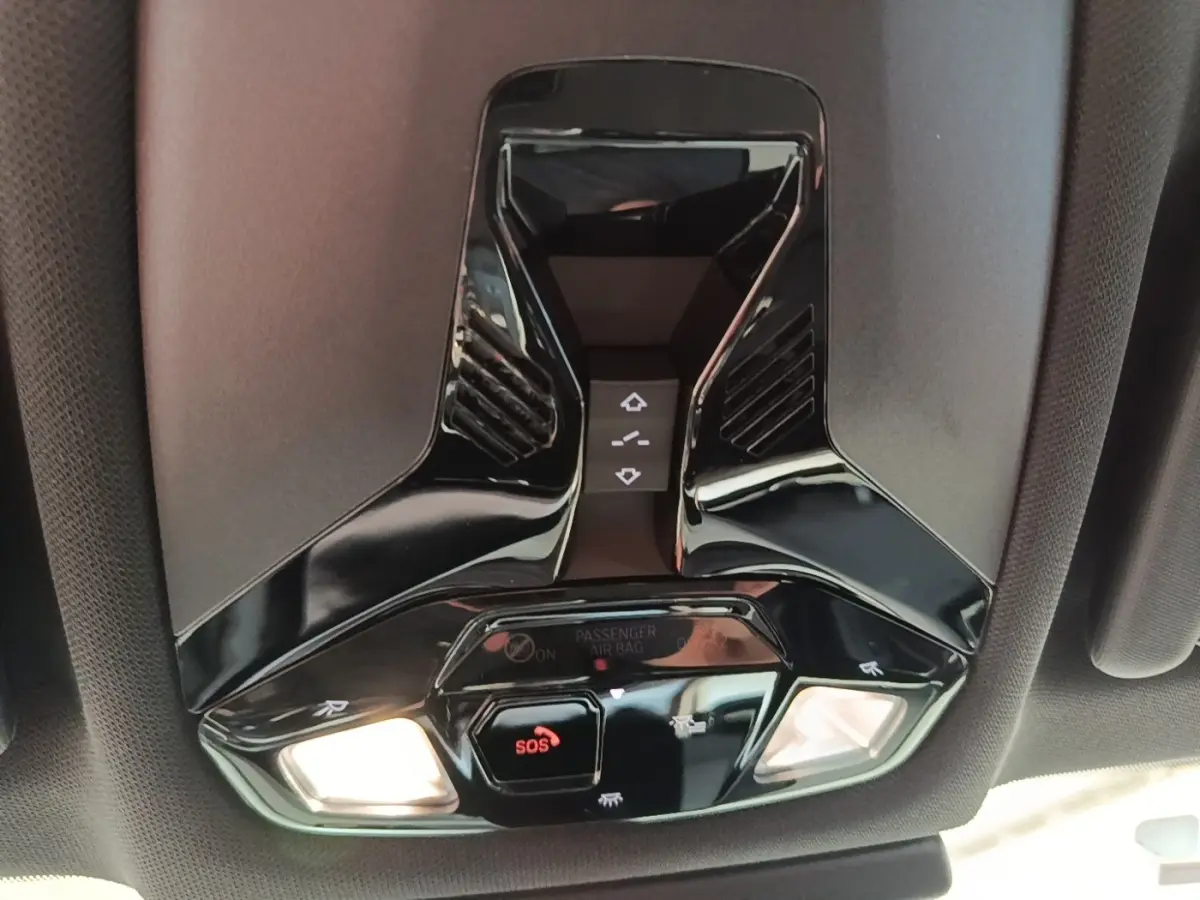 Plafonnier intérieur noir brillant avec boutons SOS et éclairages, BMW X1 xDrive25e M Sport 2023.