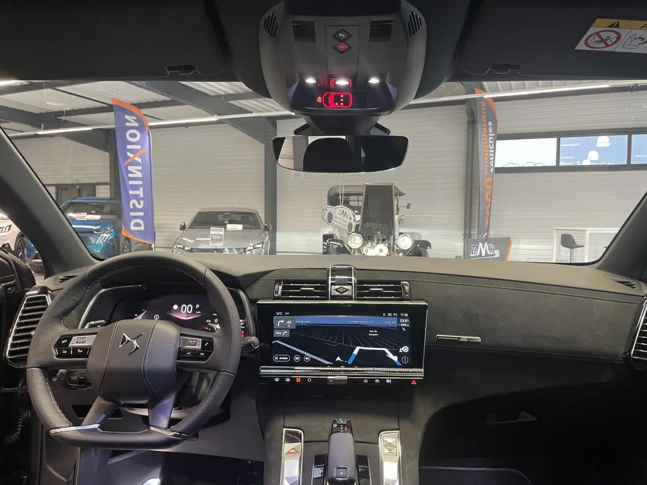 Intérieur avant du DS7 Crossback gris titanium, vue du poste de conduite avec écran tactile et volant cuir noir.
