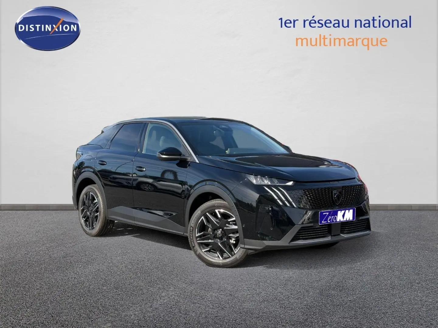 Peugeot 3008 noir Perla Nera en 3/4 avant droit, avec jantes alu noires et calandre distinctive.