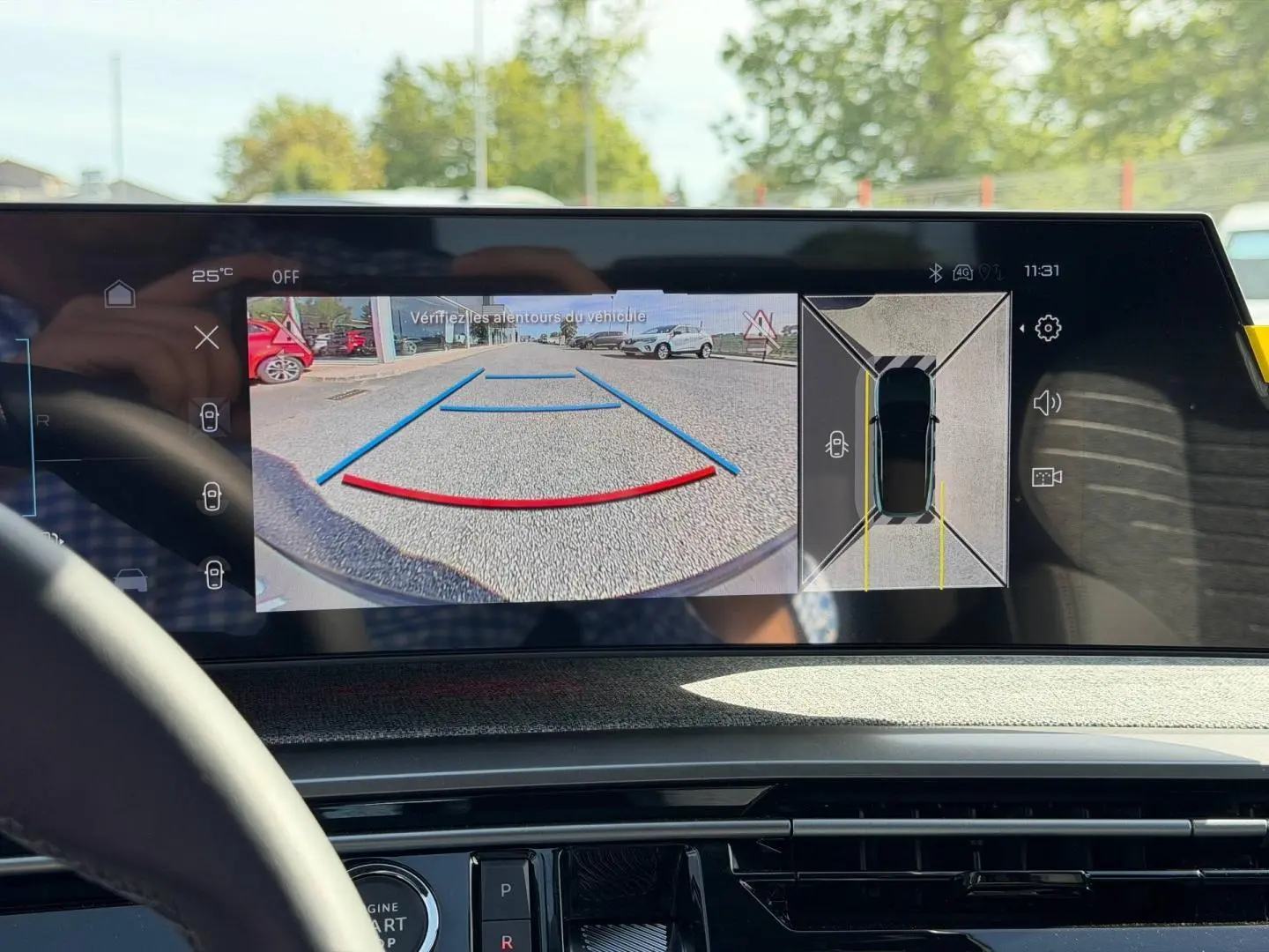 Écran tactile intérieur du Peugeot 3008 noir Perla Nera montrant la caméra de recul et l’aide au stationnement.