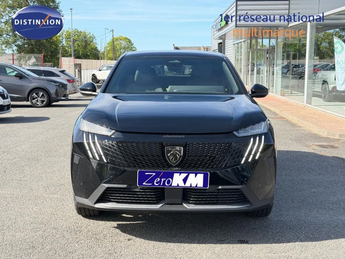 Vue frontale d’un Peugeot 3008 noir Perla Nera avec calandre noire et feux LED distinctifs en griffes.