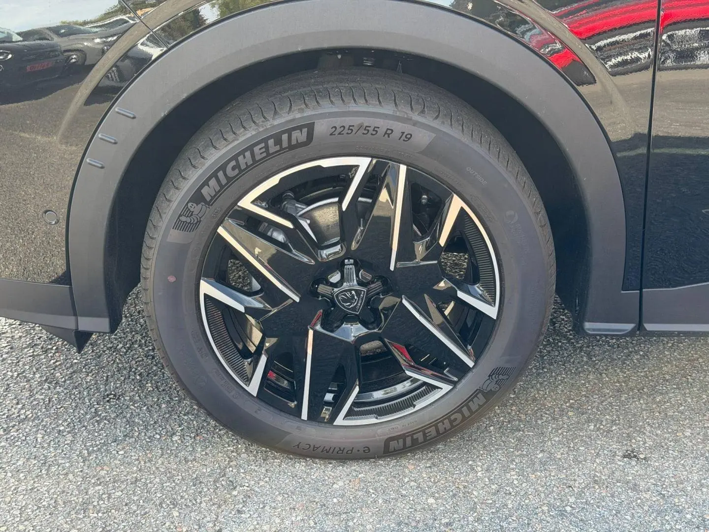 Gros plan sur la roue avant gauche noire Perla Nera du Peugeot 3008 avec jante alu noire et détails argentés.
