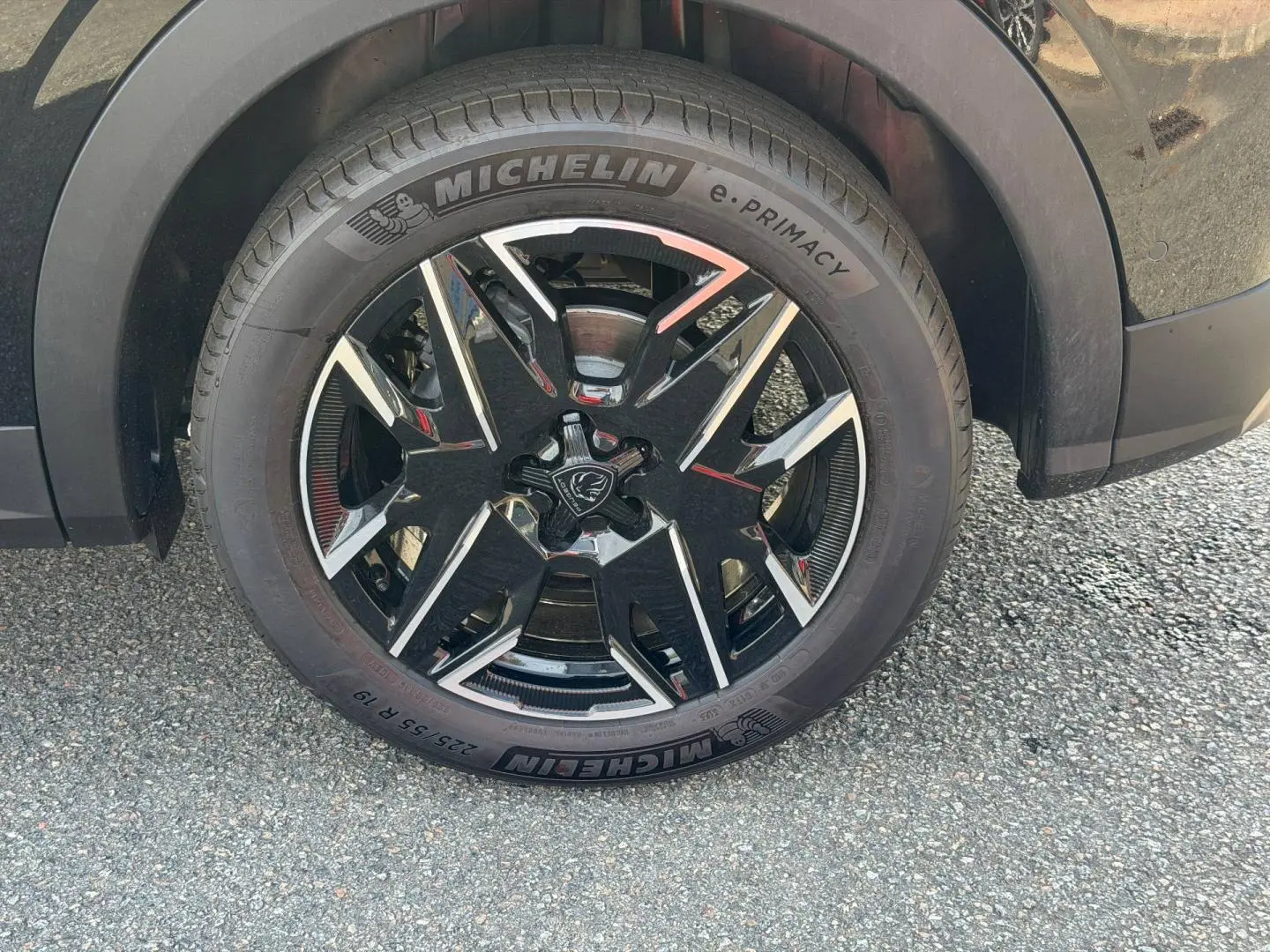 Gros plan sur la roue avant droite du Peugeot 3008 noir Perla Nera avec jante alliage noire et détails argentés.
