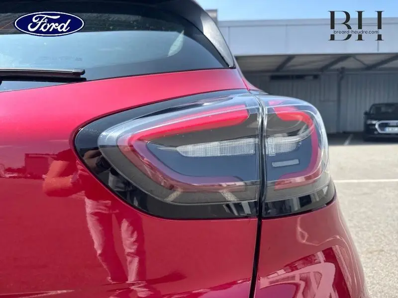 Gros plan sur le feu arrière droit du Ford Puma rouge métallisé, soulignant son design moderne et épuré.