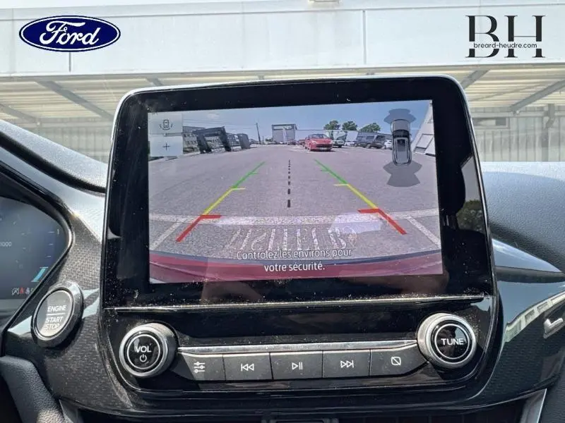 Vue de l'écran tactile du Ford Puma rouge, affichant la caméra de recul avec guidage de trajectoire coloré.