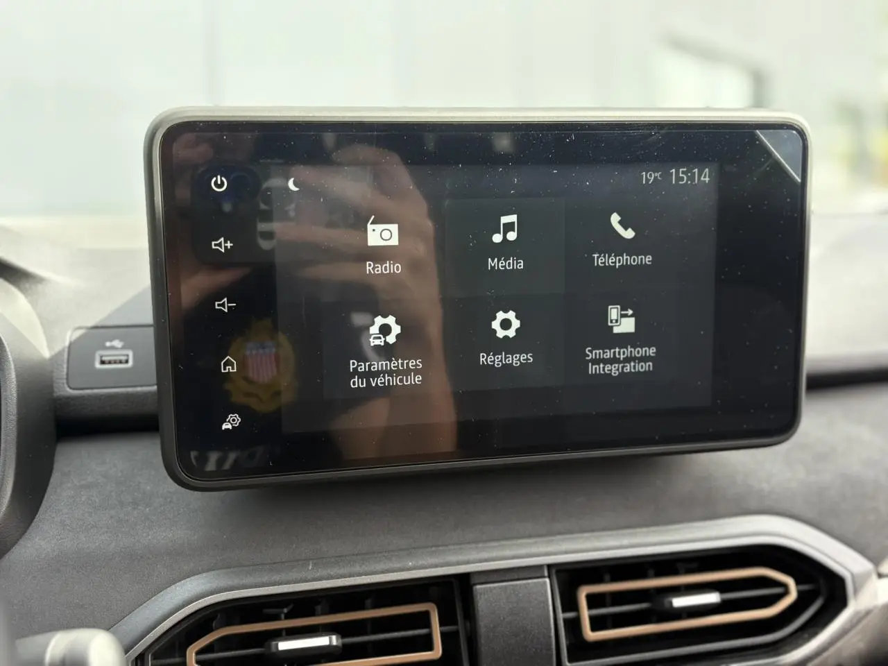 Écran tactile multimédia 8 pouces du tableau de bord du Dacia Jogger 2025 affichant les menus radio, média et téléphone.