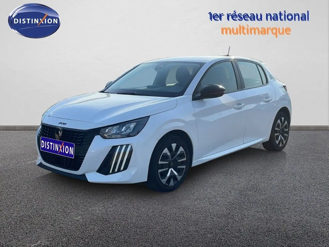 Peugeot 208 blanc banquise vue 3/4 avant droit, avec phares LED et jantes alliage distinctives.