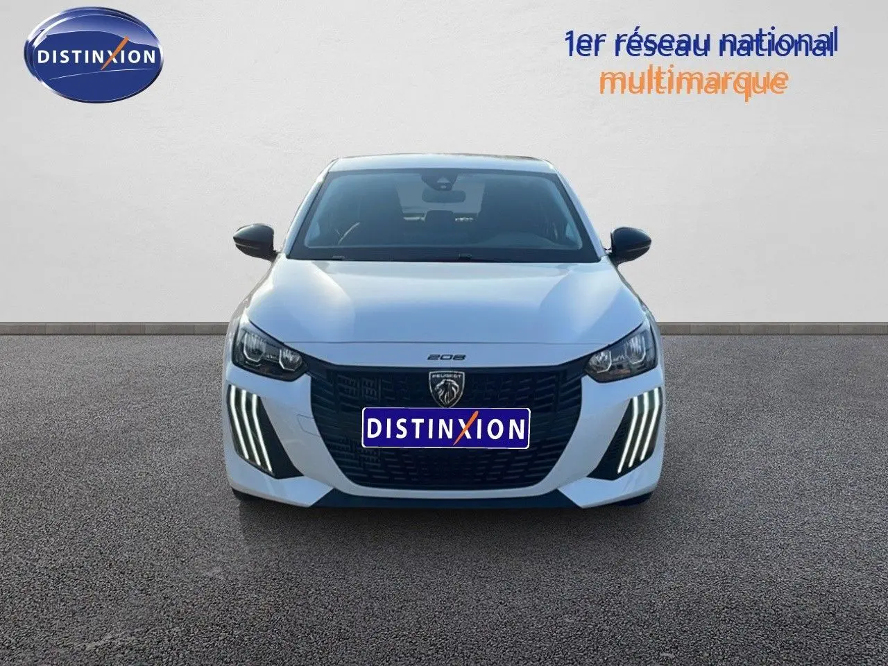 Vue frontale d'une Peugeot 208 blanche Banquise 2024 avec feux LED distinctifs et calandre noire marquée du lion.