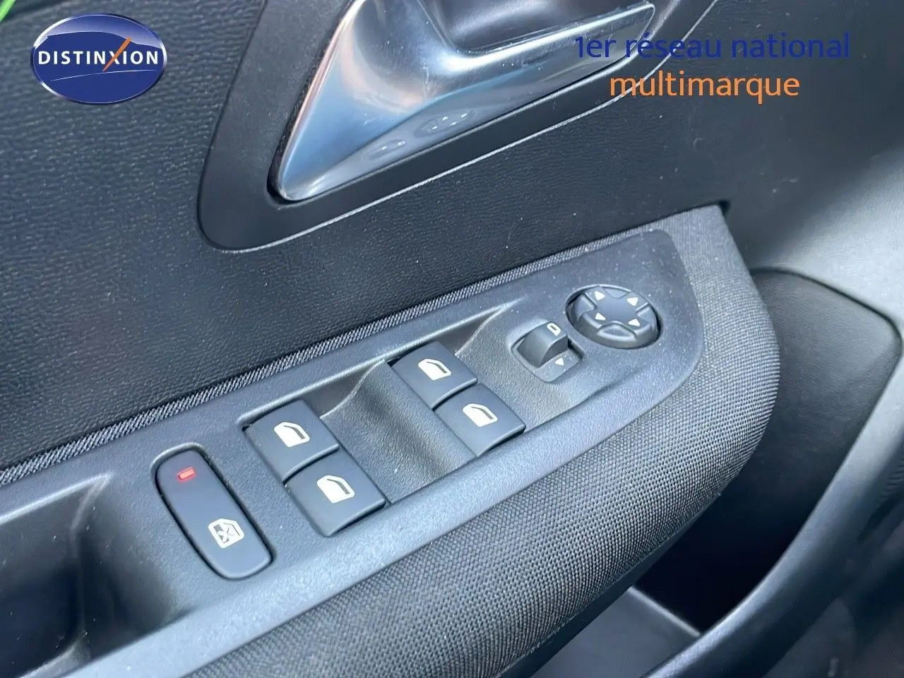 Gros plan sur les commandes des vitres électriques et rétroviseurs côté conducteur d'une Peugeot 208 2024 finition Active.