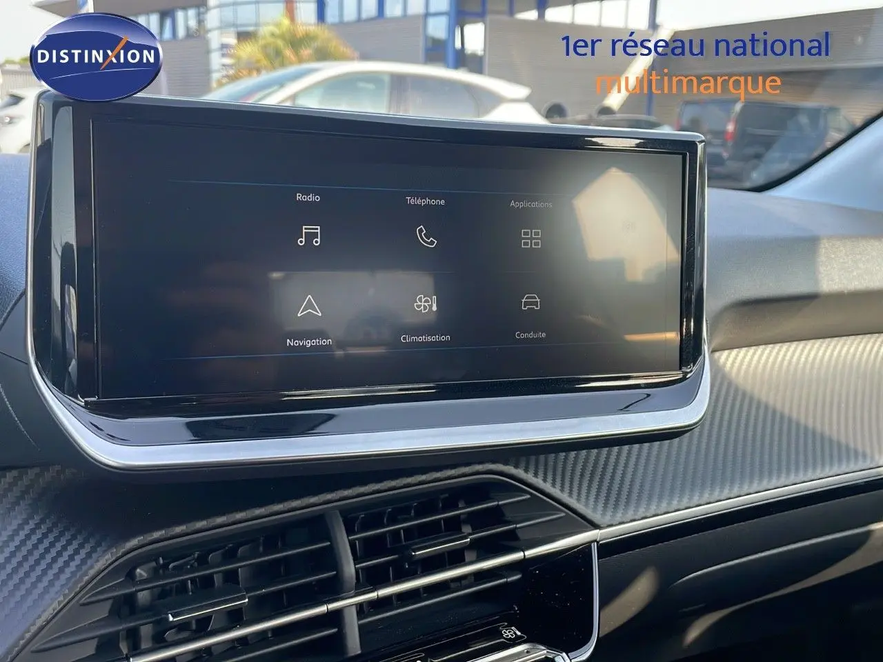 Écran tactile central affichant les options radio, téléphone et navigation dans l’habitacle d’une Peugeot 208 2024.