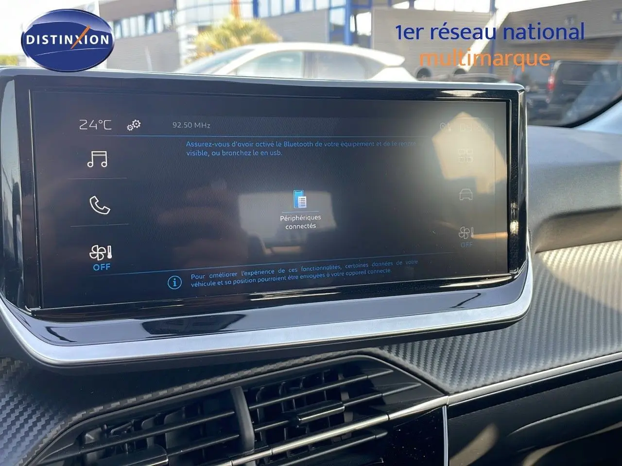 Écran tactile central de la Peugeot 208 1.2 PureTech 2024, affichant les options connectées et la température intérieure.