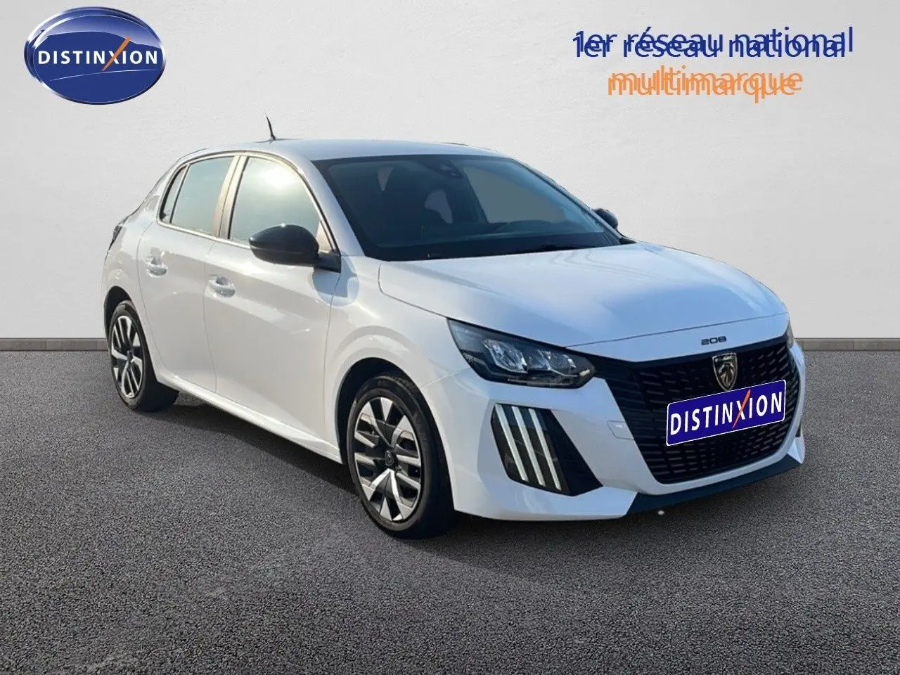 Peugeot 208 blanc banquise vue 3/4 avant droit, avec calandre noire et feux LED distinctifs.