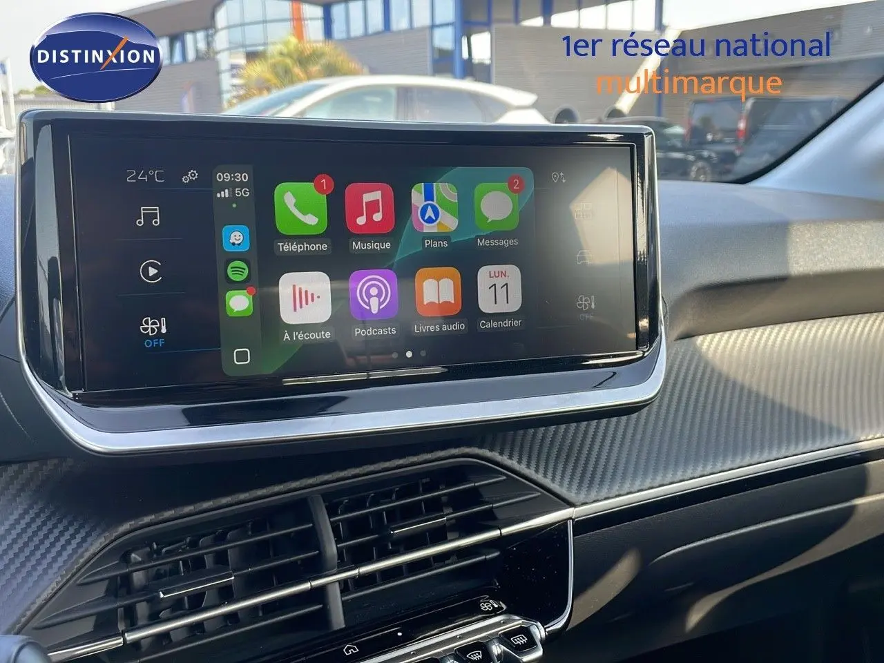 Écran tactile central de la Peugeot 208 2024 blanc banquise, vue intérieure du tableau de bord côté passager.