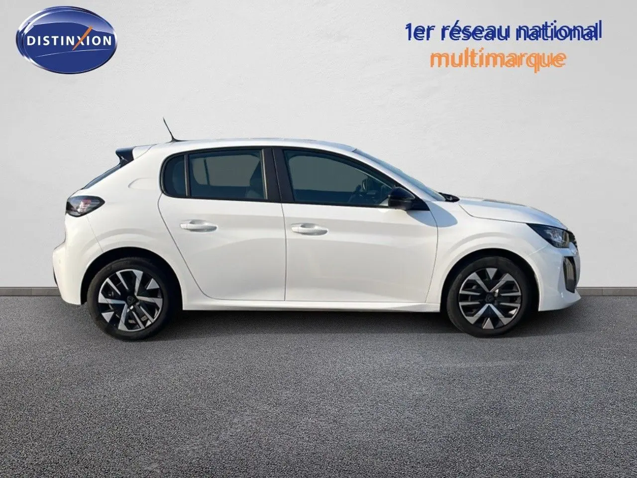 Profil droit d'une Peugeot 208 blanche Banquise 2024, compacte cinq portes avec jantes alliage au design moderne.