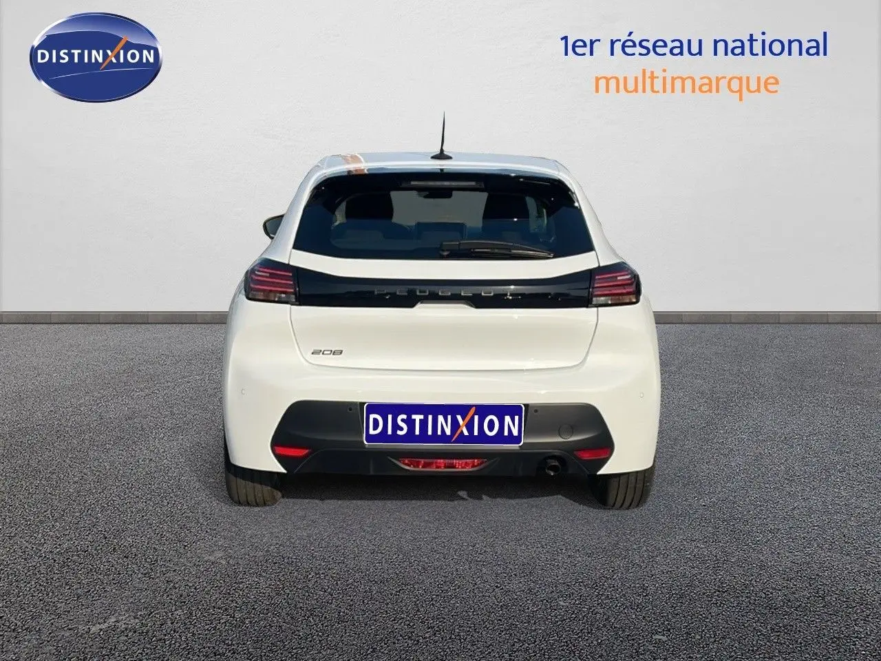 Vue arrière d'une Peugeot 208 blanche Banquise 2024, avec feux LED et logo Peugeot noir brillant.