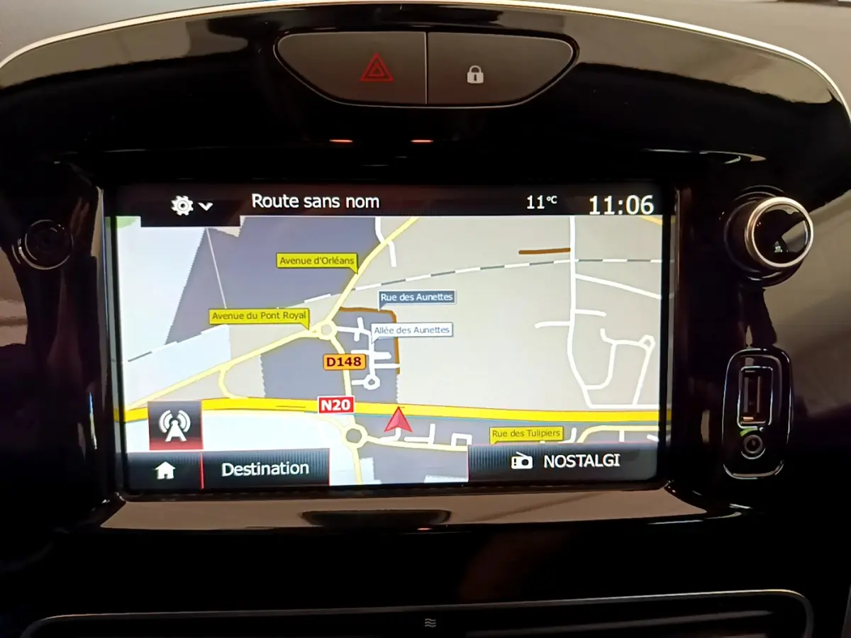 Écran tactile central du système de navigation 7 pouces d'une Renault Clio Business TCe 90, vue rapprochée du tableau de bord.