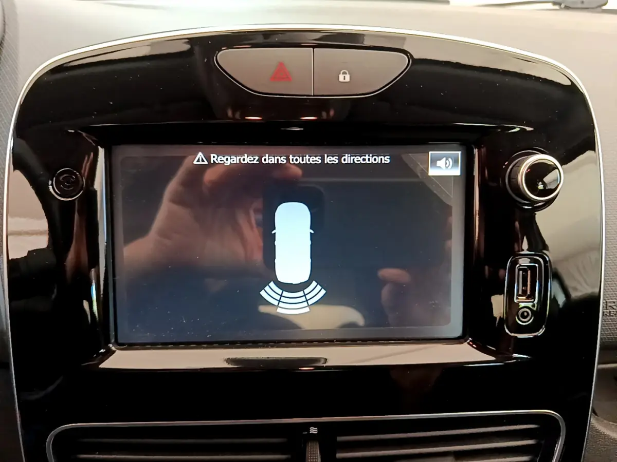 Écran tactile central de la Renault Clio Business TCe 90 2019 affichant l'aide au stationnement arrière.