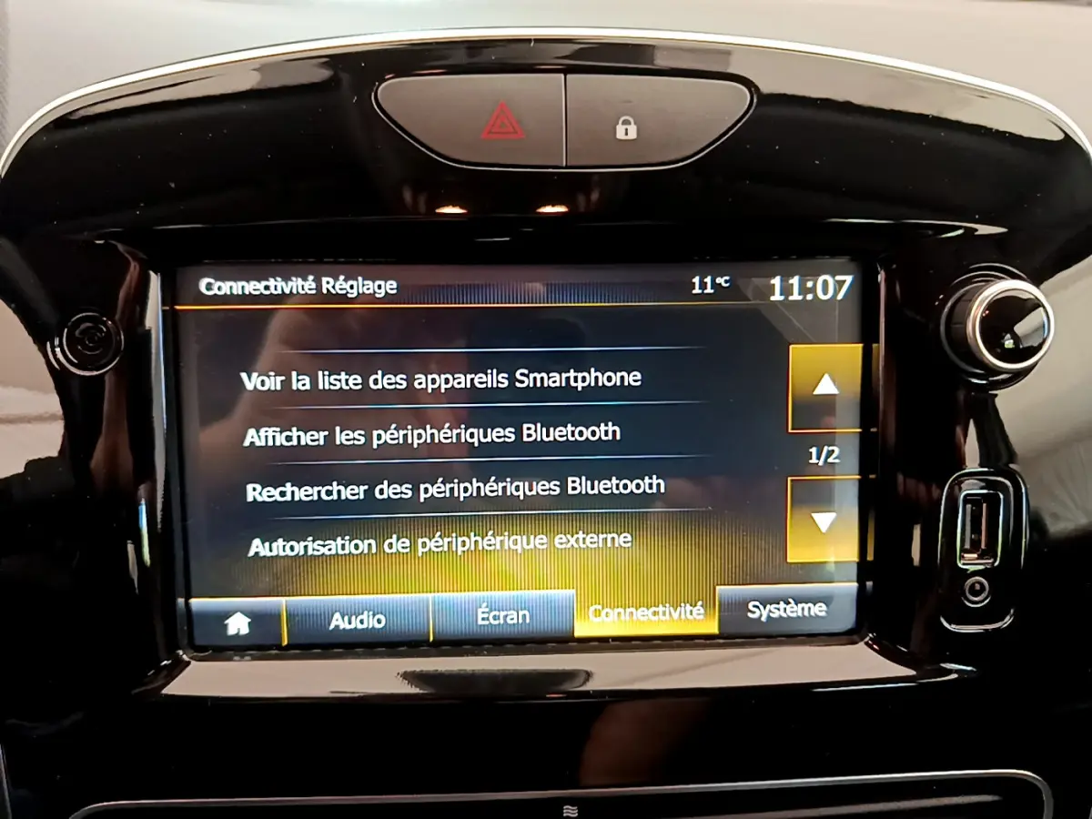 Écran tactile central affichant le menu Bluetooth et connectivité dans l’habitacle noir de la Renault Clio Business TCe 90.