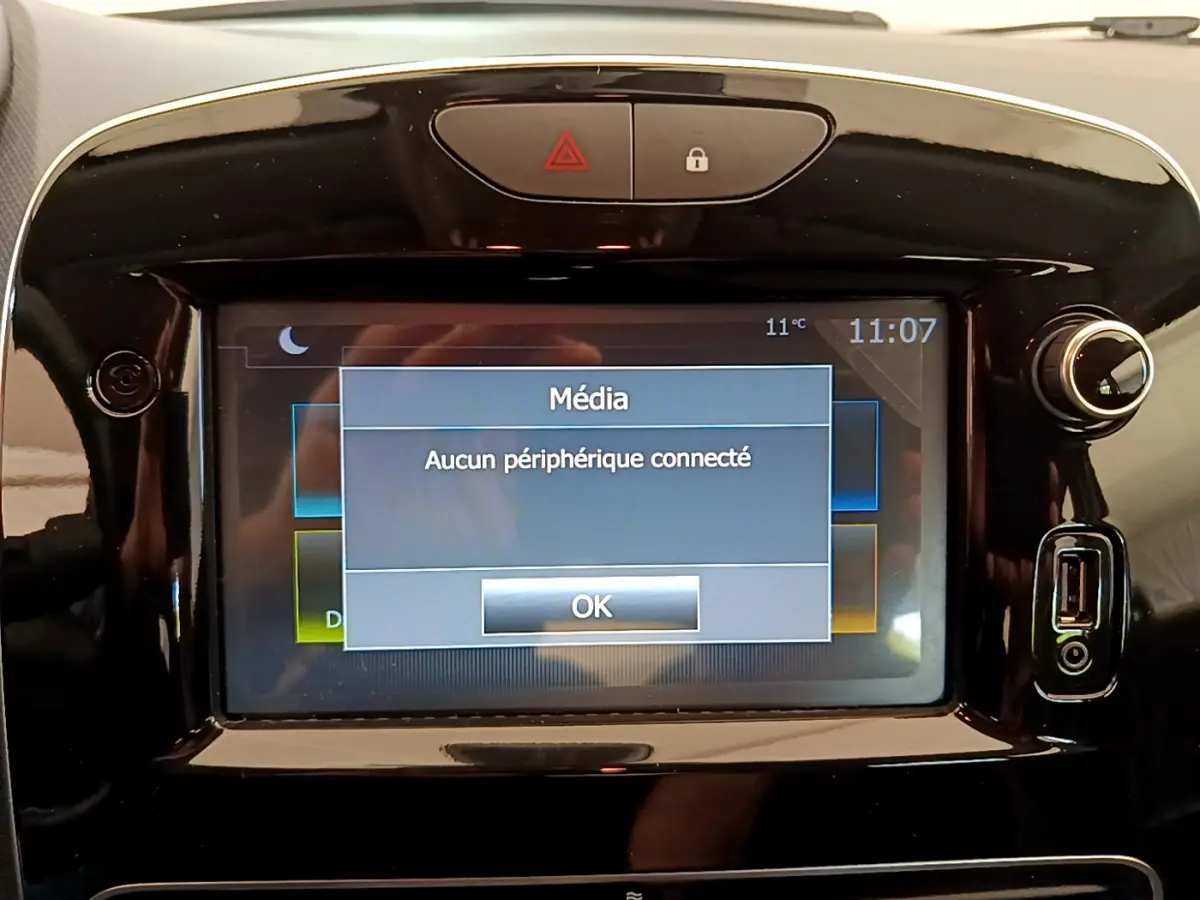 Écran tactile central noir de la Renault Clio Business TCe 90 2019 affichant "Aucun périphérique connecté"