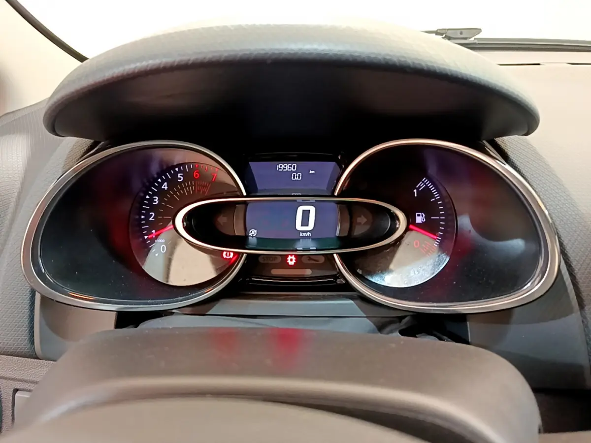 Vue rapprochée du tableau de bord de la Renault Clio Business TCe 90, affichage numérique et compte-tours analogique.