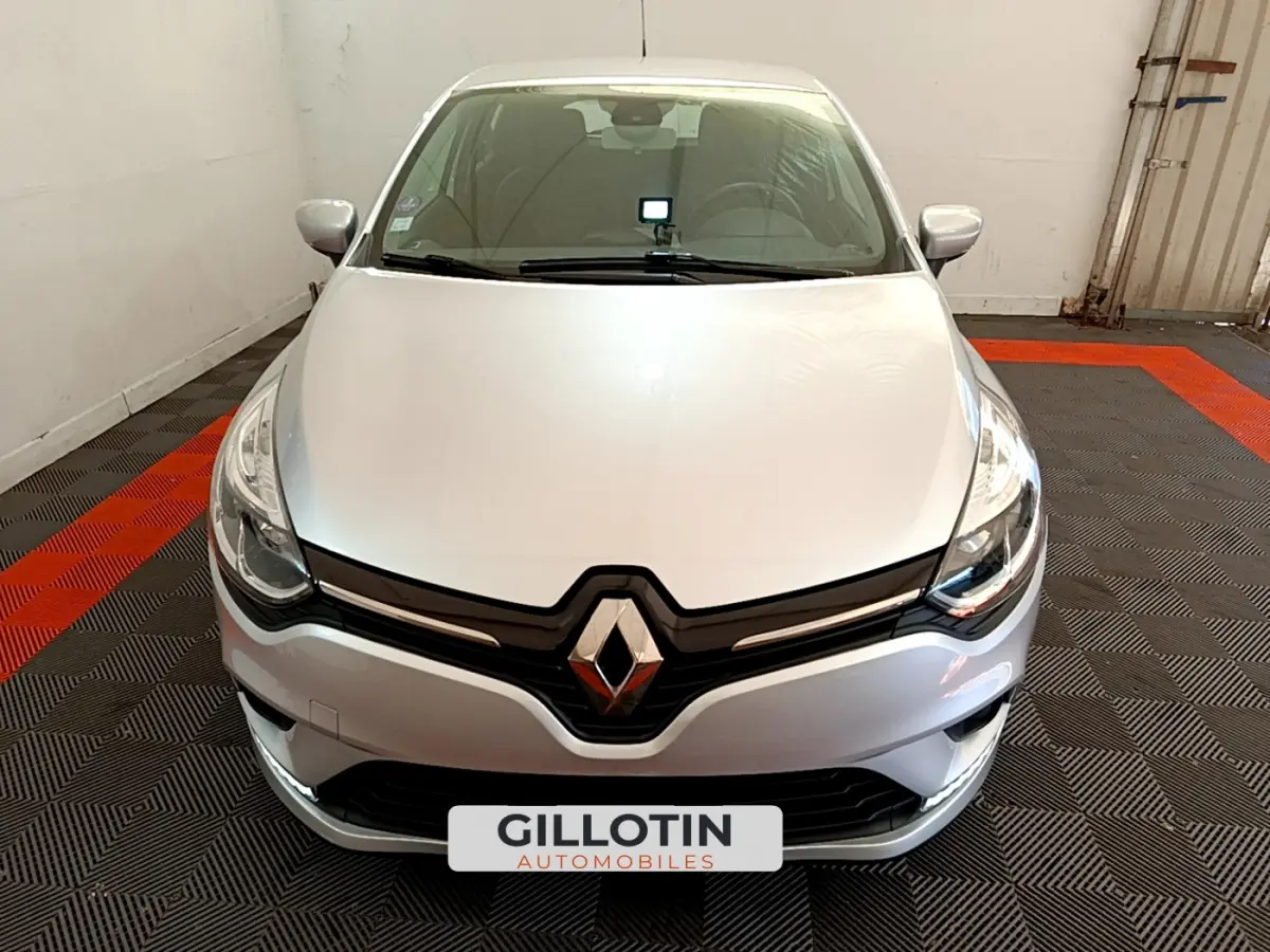 Vue frontale d'une Renault Clio Business TCe 90 gris clair, avec logo Renault bien visible sur calandre noire.