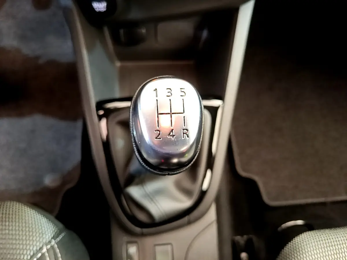 Le levier de vitesses manuel vu de dessus dans l'habitacle d'une Renault Clio Business TCe 90, avec sellerie grise.