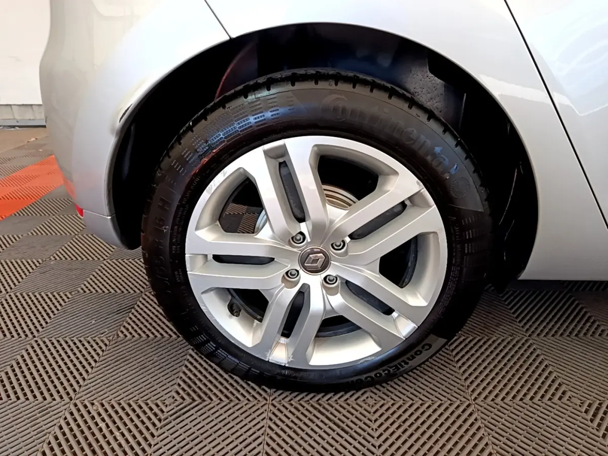 Gros plan sur la roue arrière droite gris clair d'une Renault Clio Business TCe 90 avec jante alliage cinq branches.