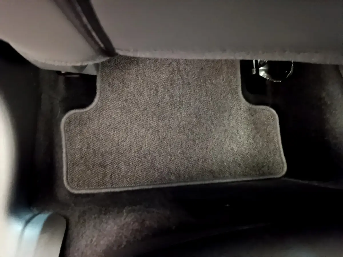 Tapis de sol gris clair au pied du siège conducteur dans une Renault Clio Business TCe 90 de 2019.