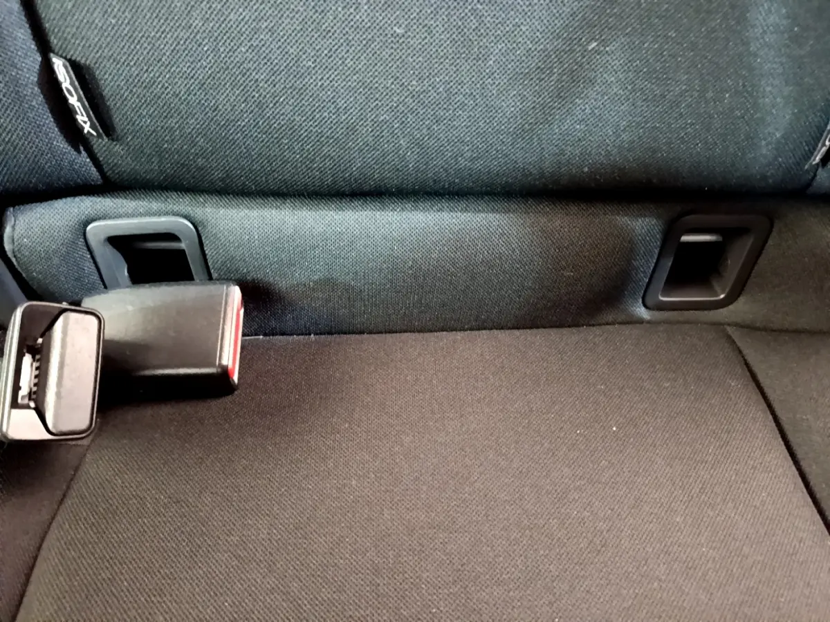 Gros plan sur la banquette arrière noire de la Renault Clio Business TCe 90 avec ceintures de sécurité visibles.