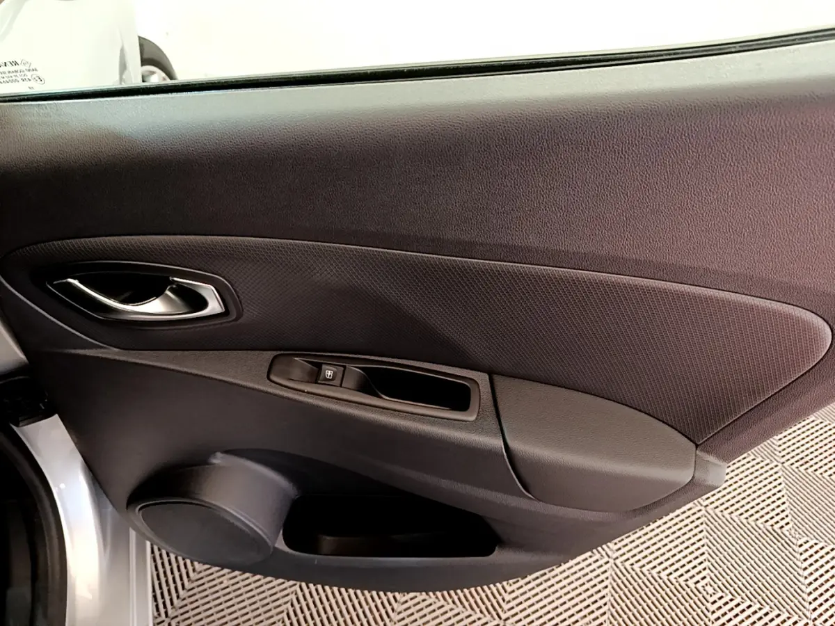 Panneau de porte intérieur côté gauche gris foncé de Renault Clio Business TCe 90 2019 avec poignée et commande de vitre électrique.