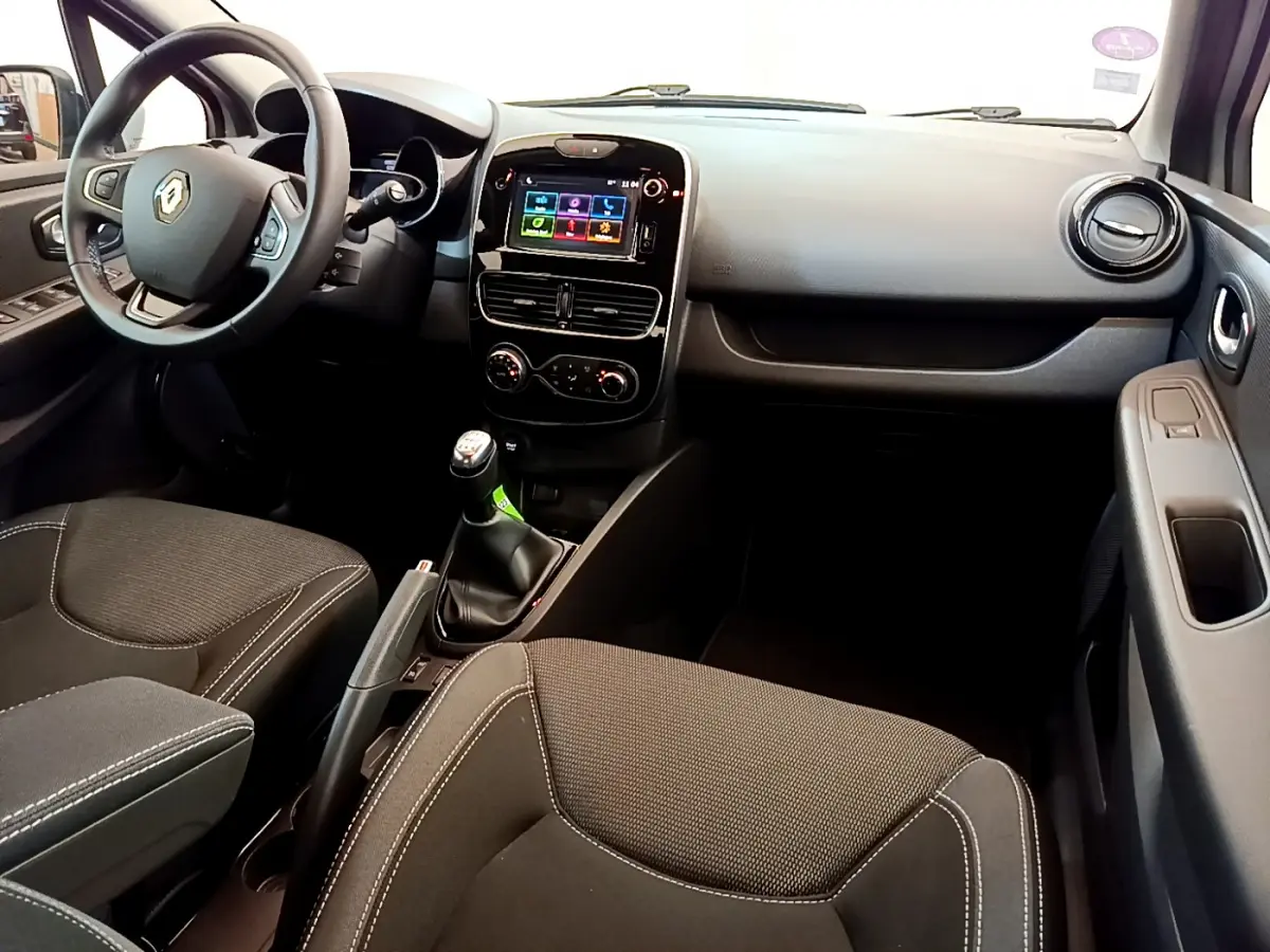 Intérieur de Renault Clio Business TCe 90 2019, vue côté conducteur, tableau de bord noir avec écran tactile 7 pouces.